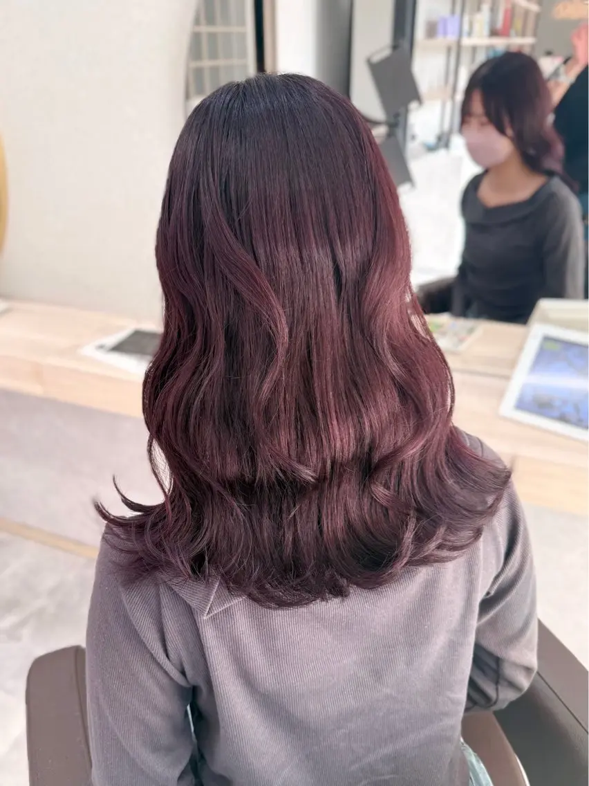 セミロング カラー ブリーチ カシス ダブルカラー ブリーチなしカラー レッドカラー ヘアカラー ブリーチ/ハイトーン /渋沢/みなのヘアスタイル
