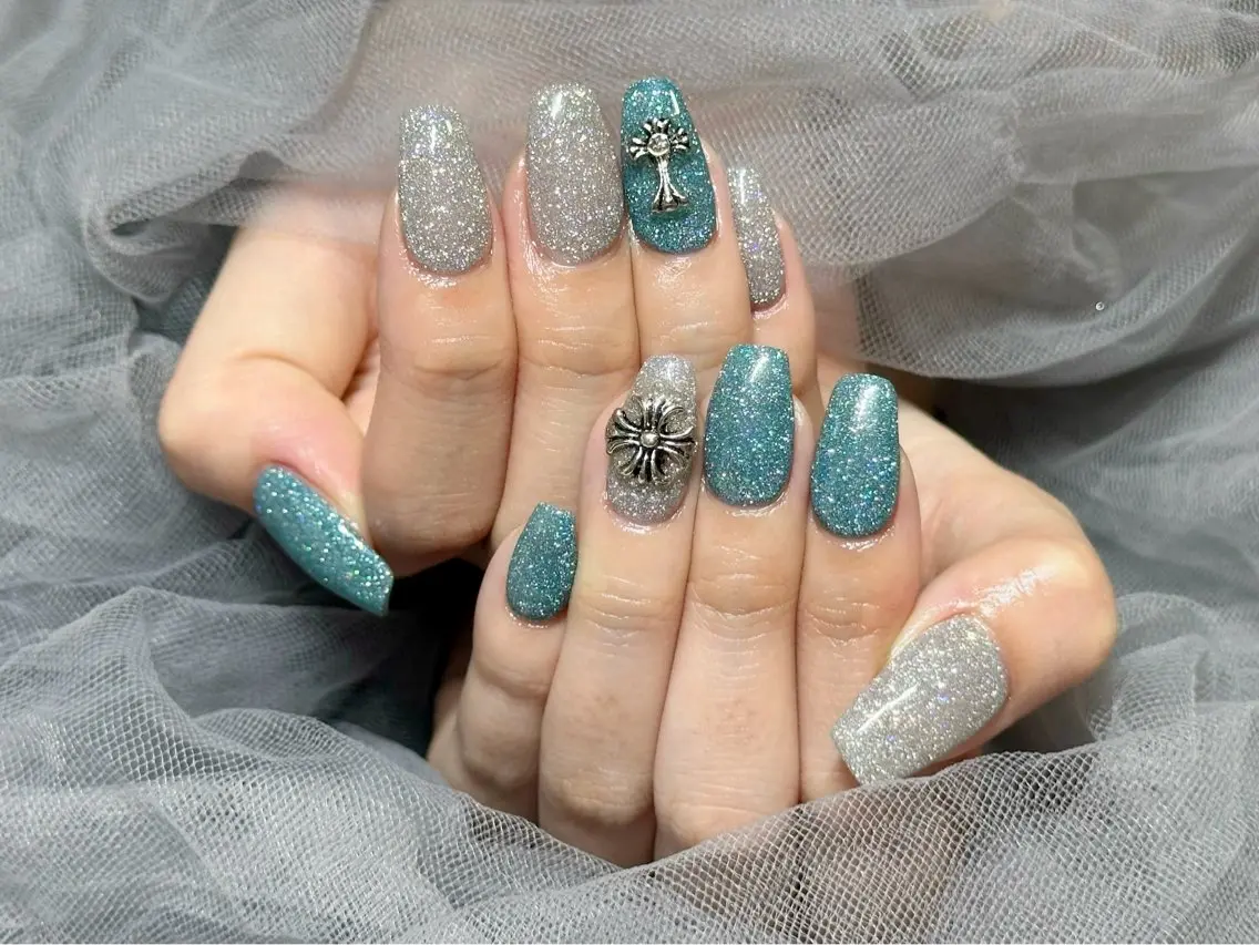 ネイル フラッシュネイル ラメ(グリッター) 水色 シルバー ハンドネイル Nail Salon KURELLYのネイルデザイン
