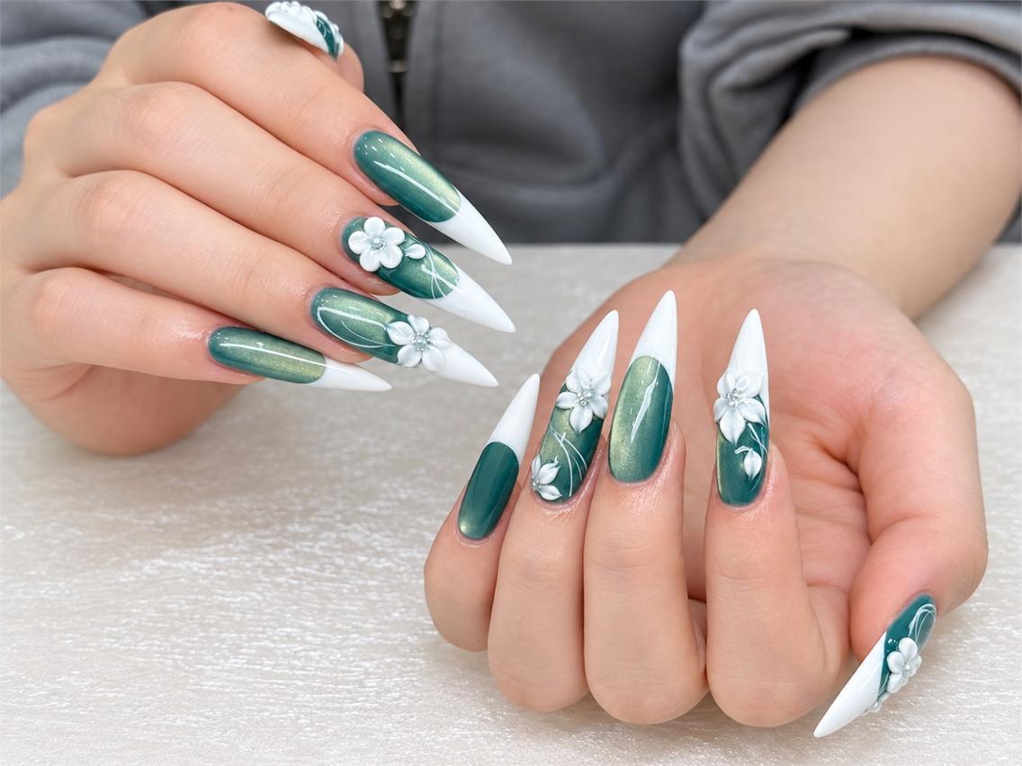 ネイル グリーン ホワイト 冬ネイル NAILS 168のネイルデザイン