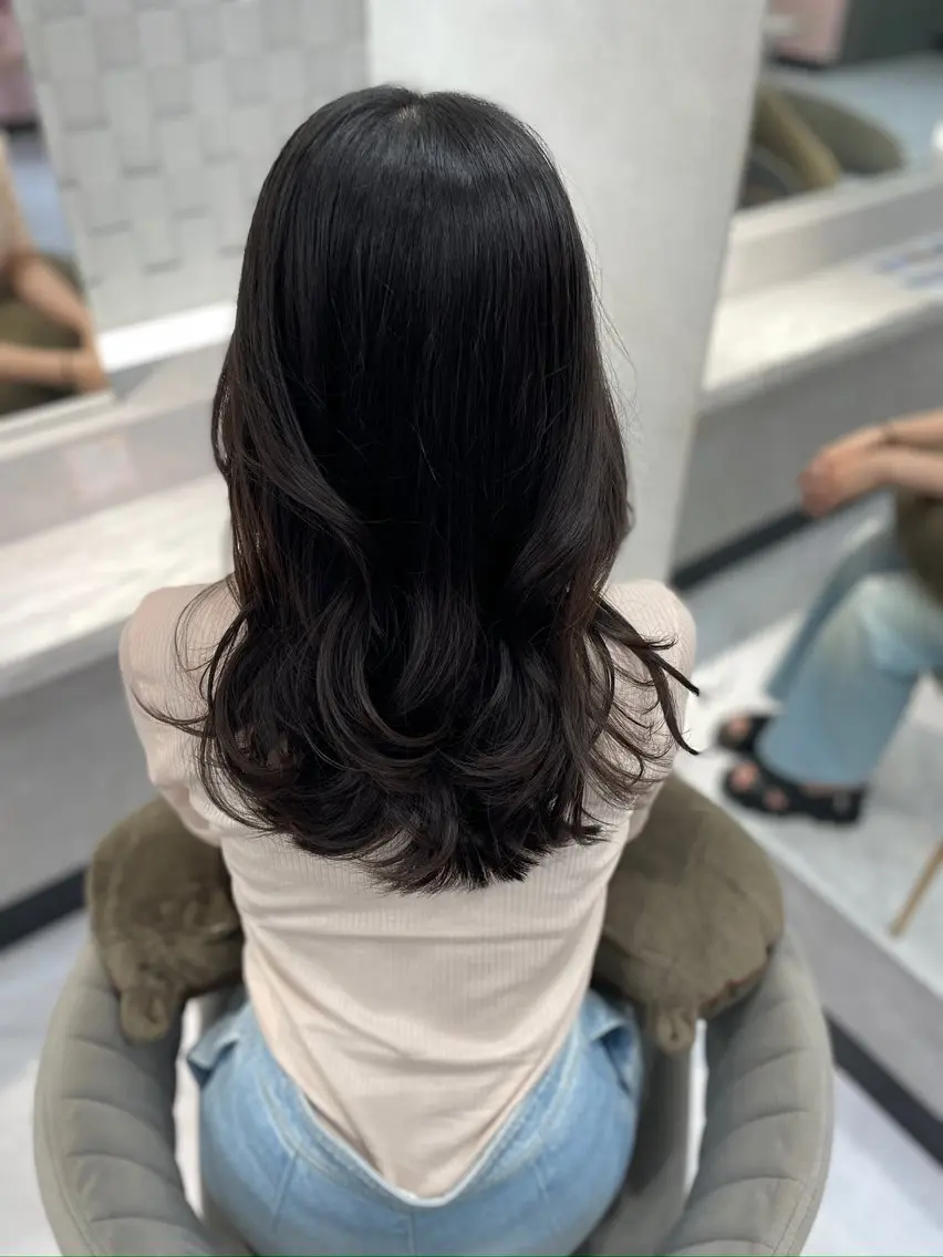 セミロング レイヤーカット GEM YURI ハイトーンカラーのヘアスタイル