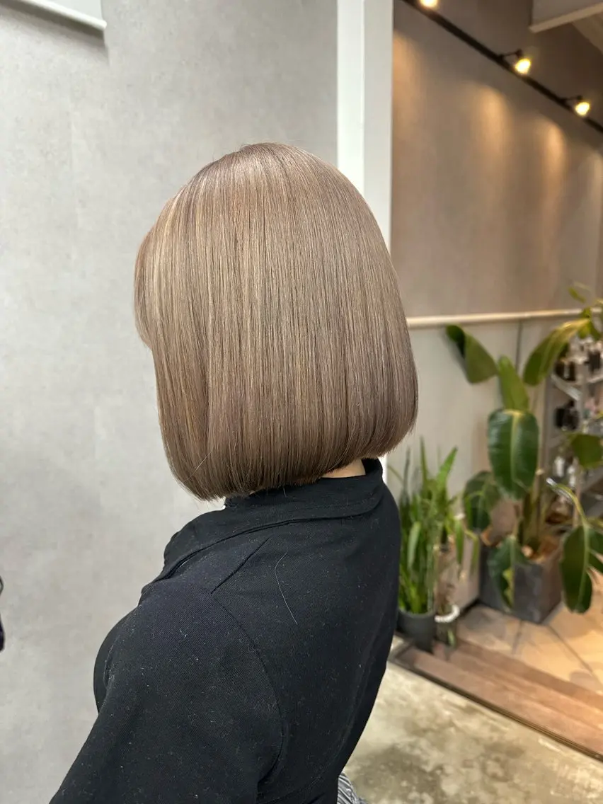 ショート カラー ベージュカラー ブリーチ ハイトーンカラー ハイトーンベージュ ヘアカラー 徳永 瑚心のヘアスタイル