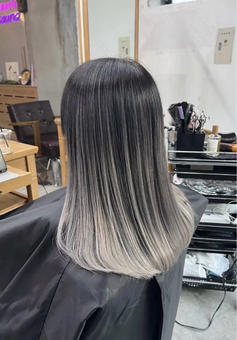 セミロング カラー バレイヤージュ シルバー ホワイトシルバー レイヤーカット ヘアカラー トリートメント 指名数No.1 /NAOYAのヘアスタイル