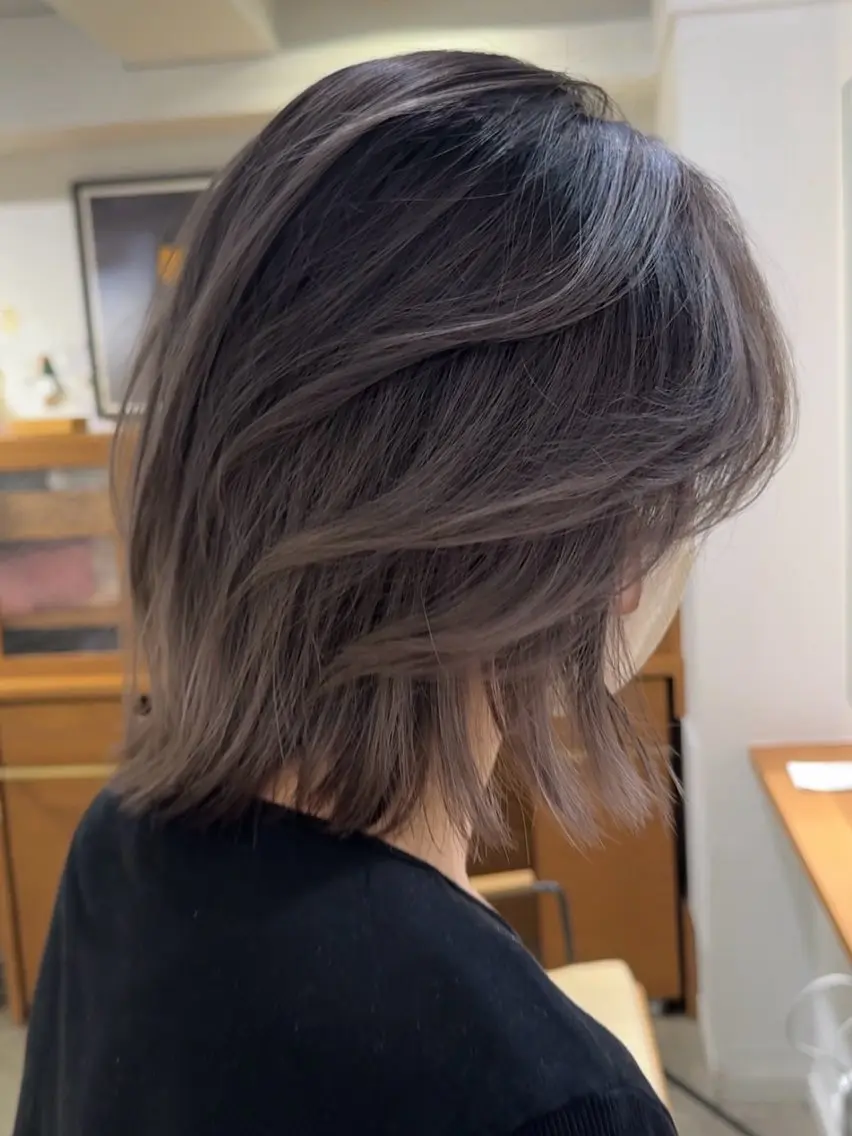 ミディアム カラー アッシュ アッシュグレー レイヤーカット ARISA 学芸大学/海外ヘアのヘアスタイル