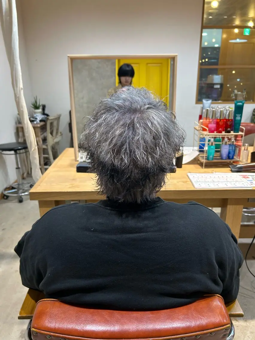 ショート カラー パーマ メンズ 新谷 虎太郎のヘアスタイル