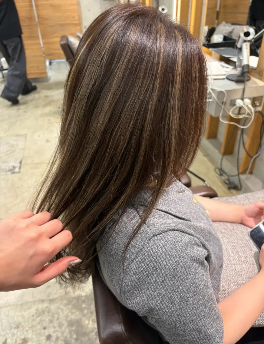 ミディアム ハイライト ヘアカラー 飯田 優恵のヘアスタイル
