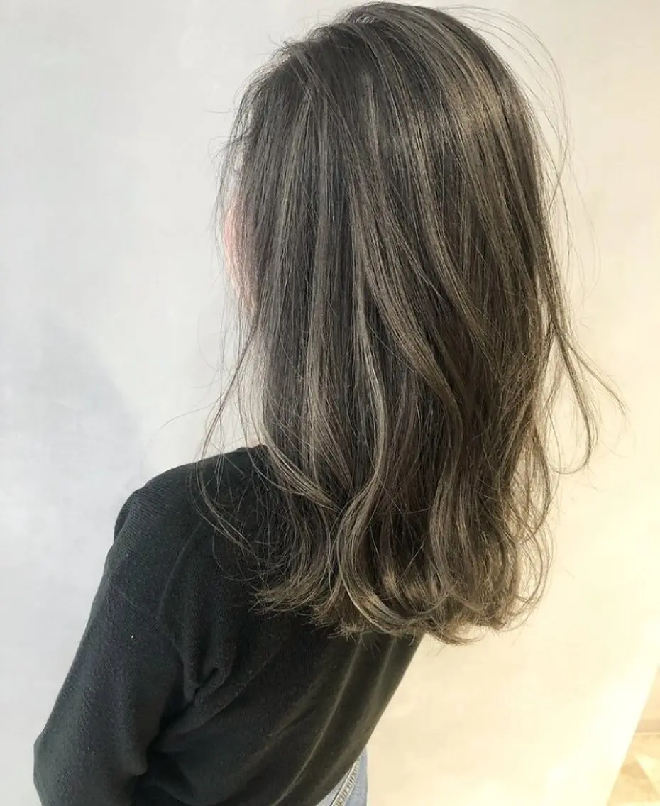 セミロング ハイライト ヘアカラー La.miuセナ ブリーチカラー🎀のヘアスタイル