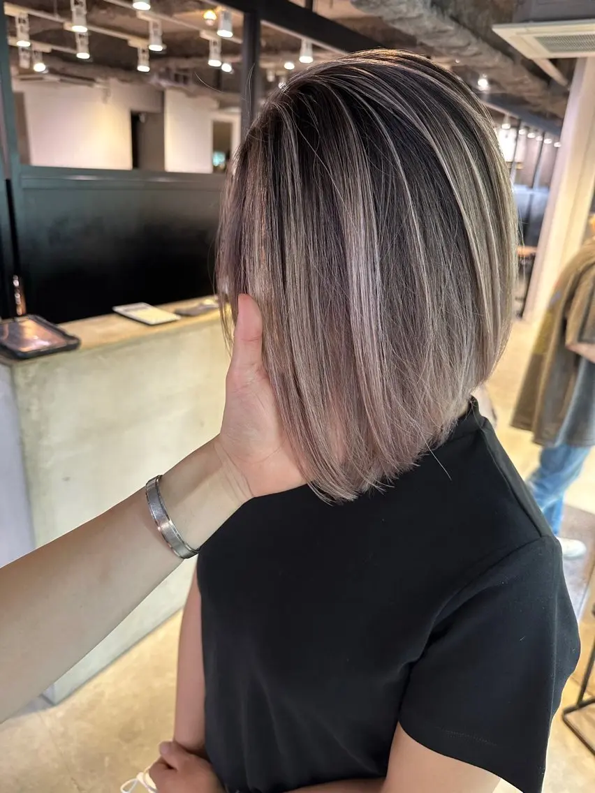 ショート カラー バレイヤージュ ベージュカラー ホワイトベージュ レイヤーカット ✂️大人のデザイン vivid✂️のヘアスタイル