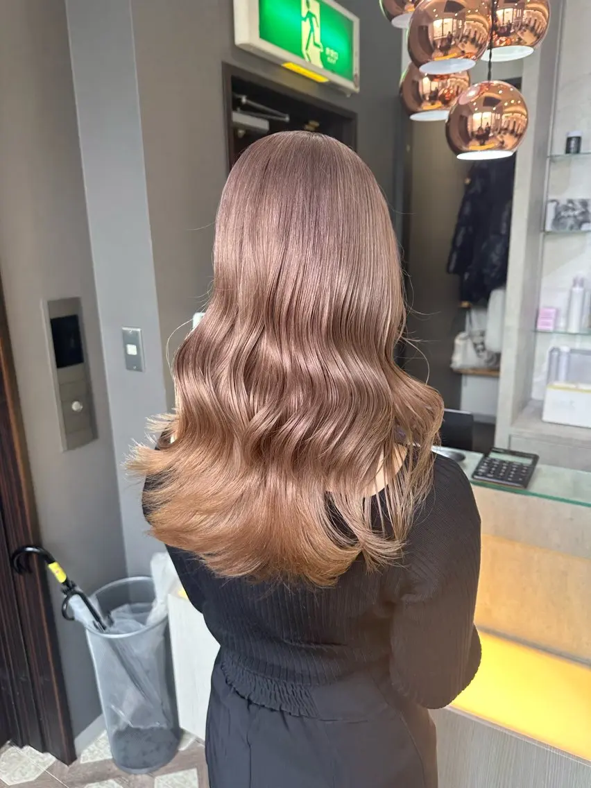 ロング カラー noa 寒色系カラーブリーチのヘアスタイル