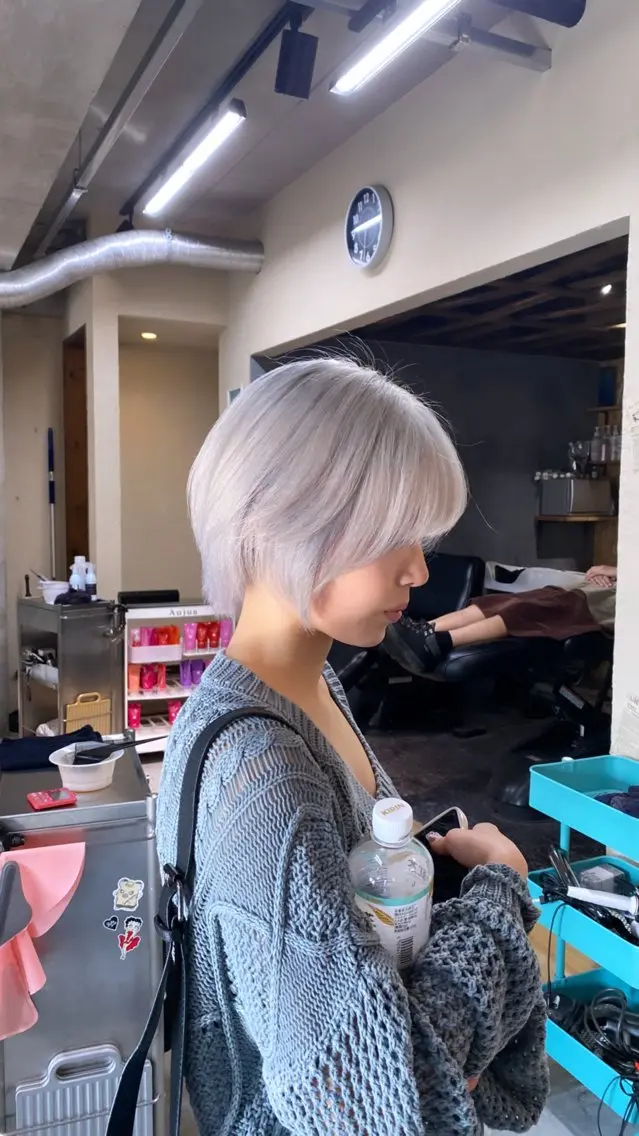 ショート カラー ブリーチ ケアブリーチ シルバー ホワイトシルバー ブリーチムラ修正 /ハイトーン/青砥大のヘアスタイル