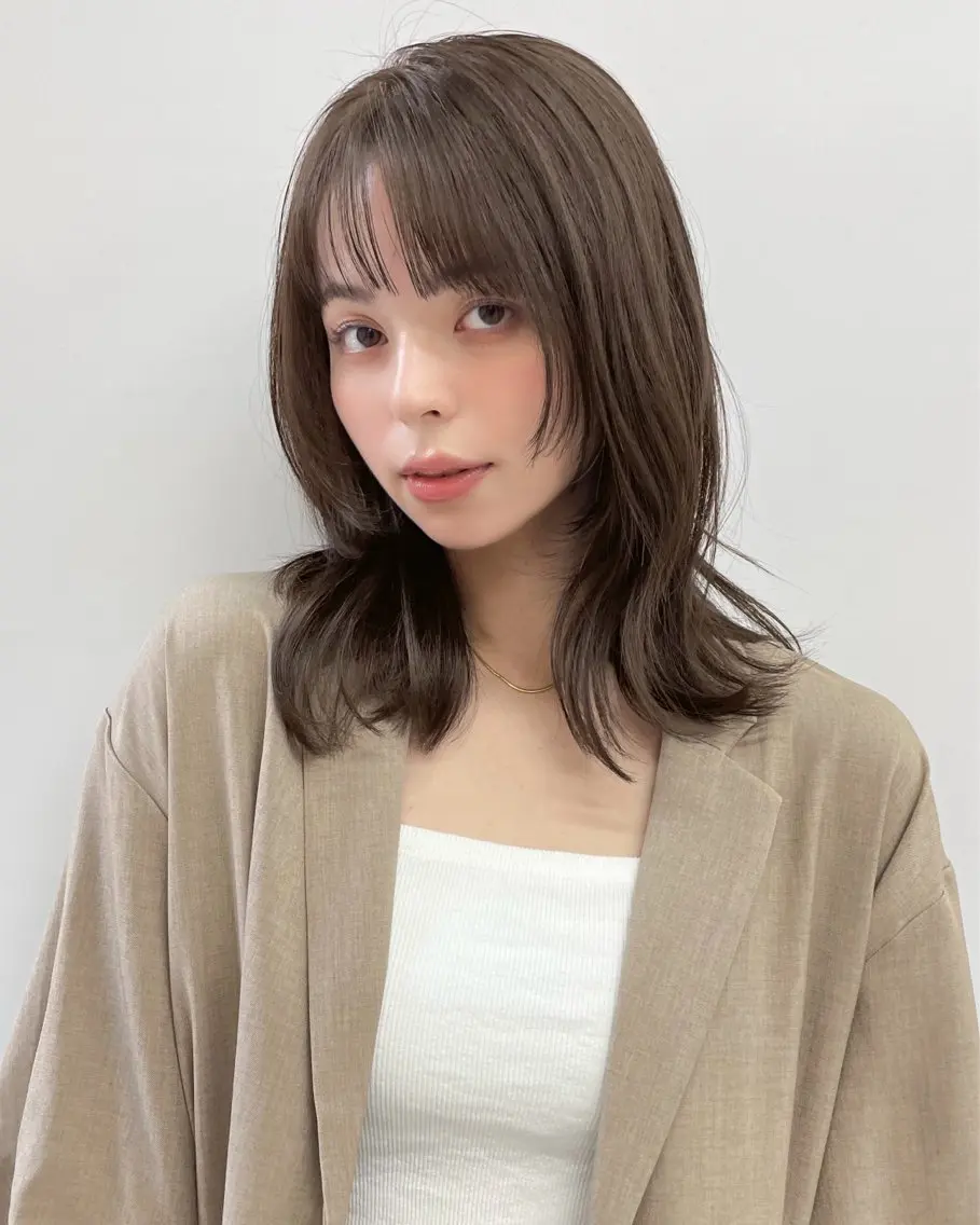ミディアム カラー ミディアムレイヤー ベージュカラー オリーブベージュ レイヤーカット カット ヘアカラー トリートメント カットモデル募集中 🤍harunaのヘアスタイル