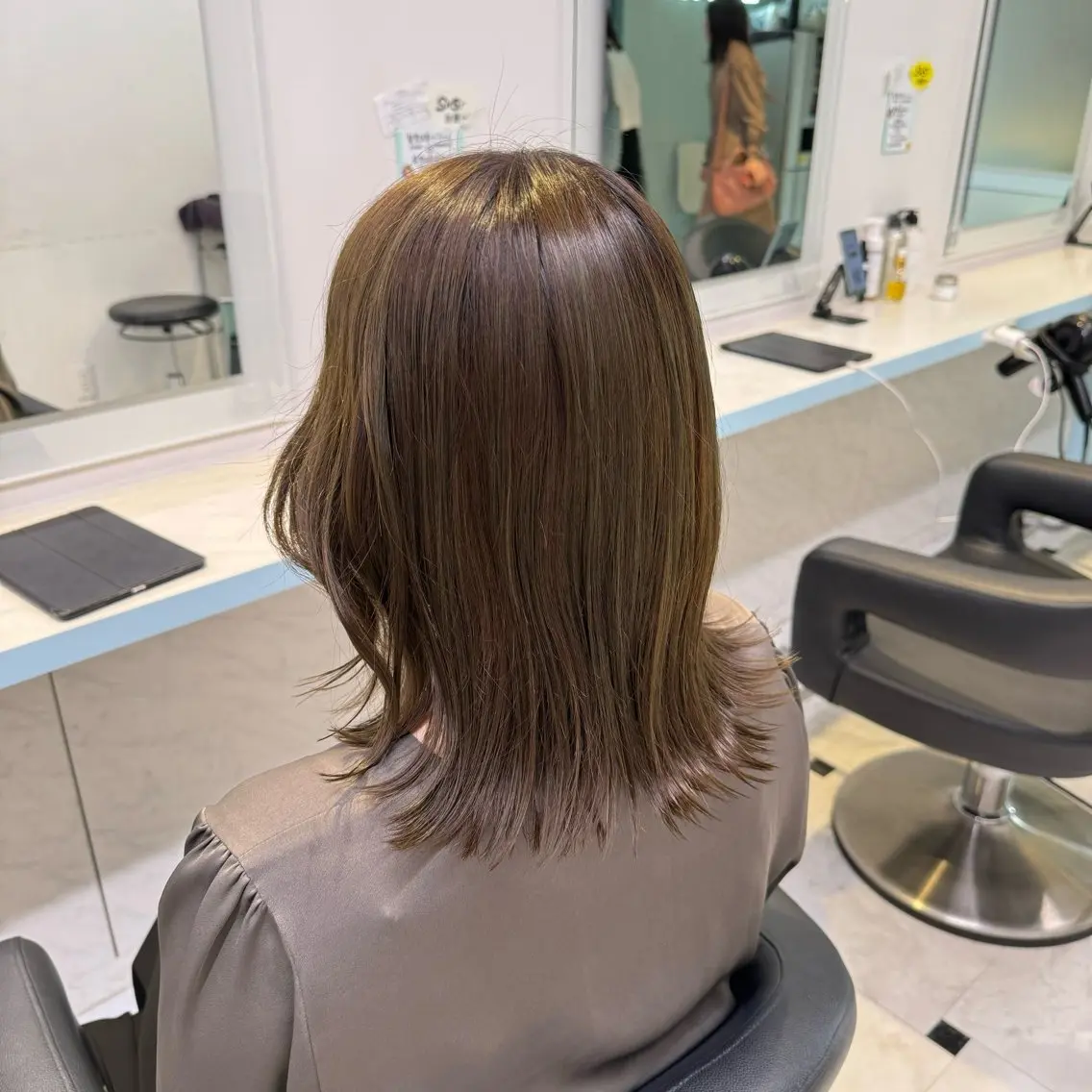ミディアム カラー ヘアカラー 🤎モテ髪＆透明感 ミルクティー🥣🤎のヘアスタイル