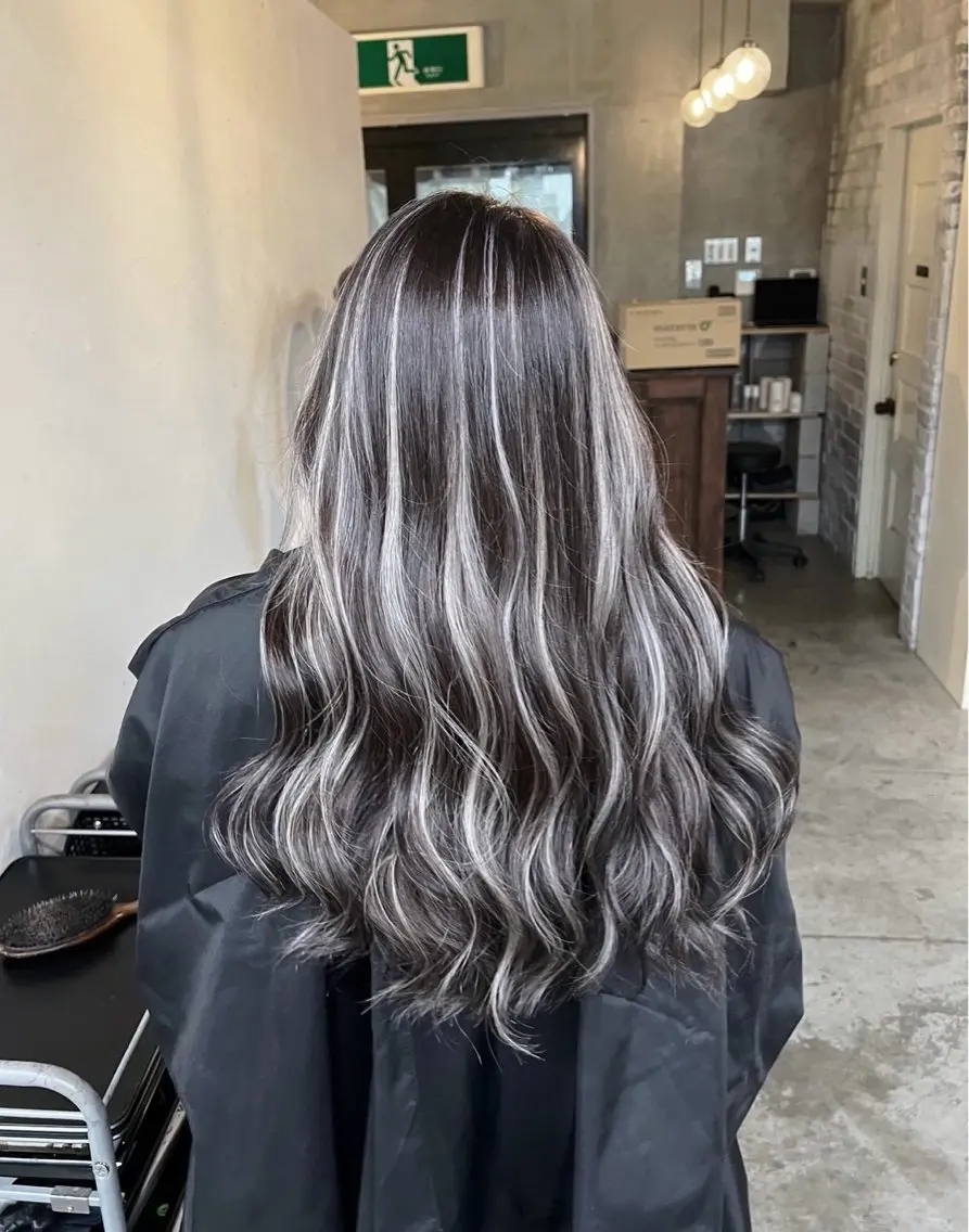 ロング カラー ダークグレー ダークグレージュ グレージュ ハイライトカラー ハイライト ヘアカラー トリートメント 指名数No.1 /NAOYAのヘアスタイル