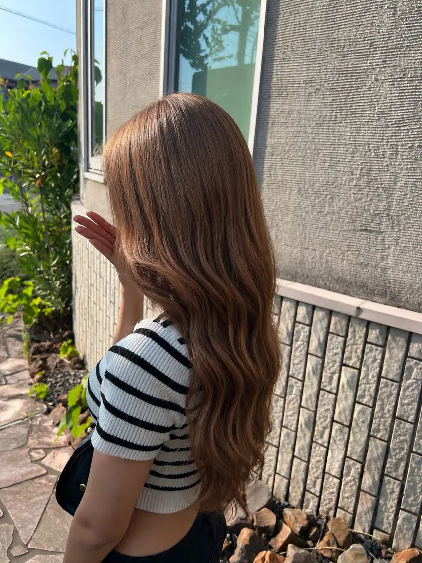 ロング カラー ベージュカラー ブリーチ ミルクティーベージュ 芝淵 日留菜のヘアスタイル