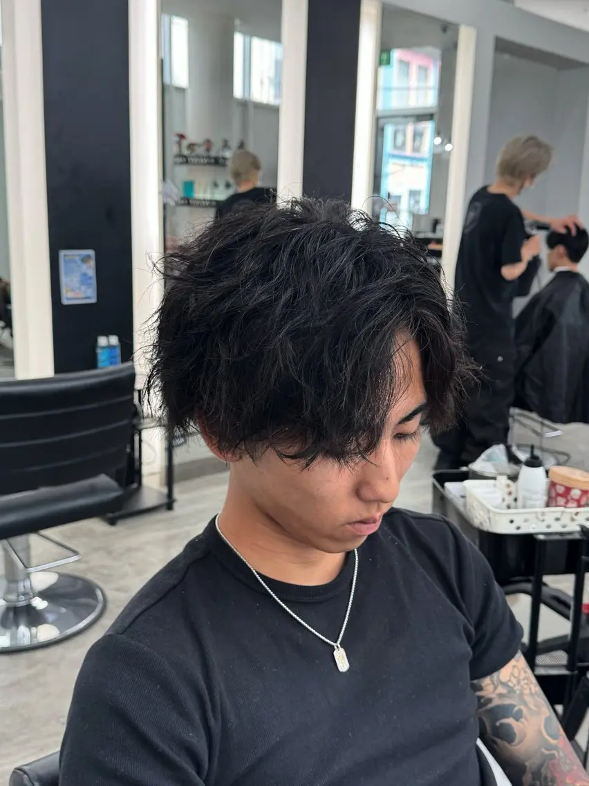 パーマ メンズ アップバング メンズパーマ スパイラルパーマ カット パーマ メンズヘア カット、パーマ特化のヘアスタイル