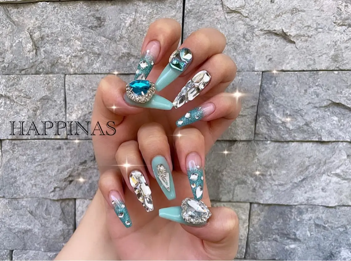 ネイル ハート キラキラネイル 水色 スカルプネイル ストーンネイル ハンドネイル HAPPINAS Jrネイリスト💅のネイルデザイン