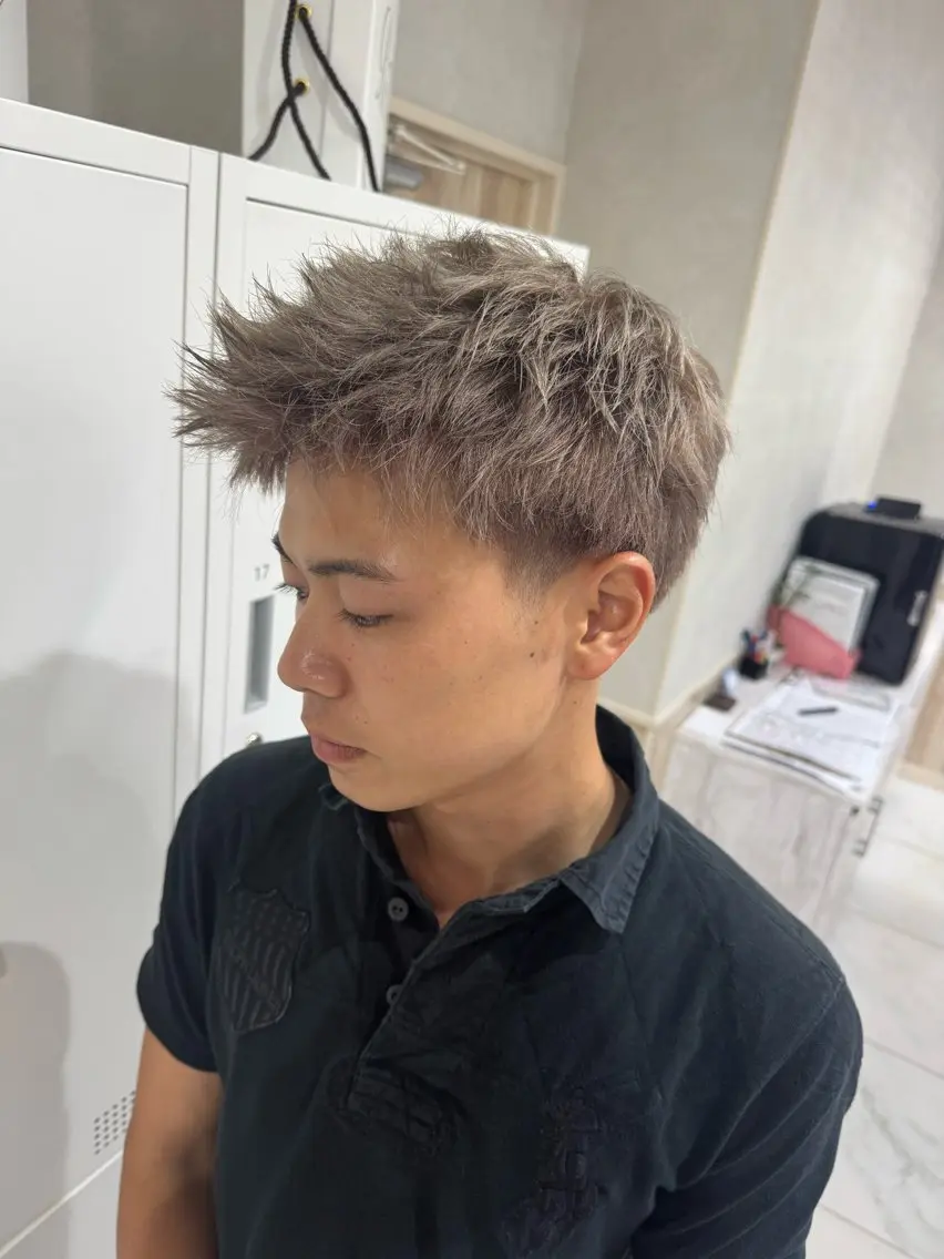 ショート カラー メンズ メンズブリーチ ベージュカラー ブリーチ ケアブリーチ グレージュ グランデュール焼津 SEIRYU🐉のヘアスタイル