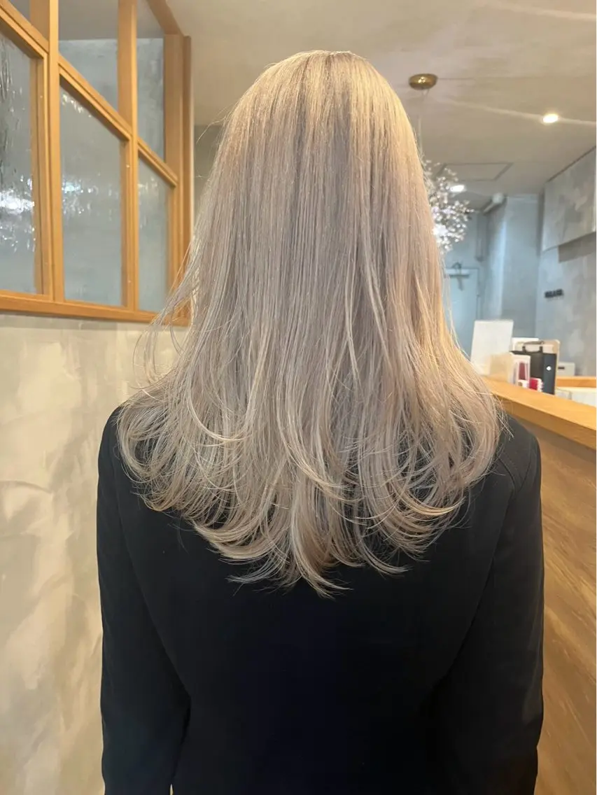ロング カラー ブリーチ ヘアカラー 佐伯 美麗のヘアスタイル