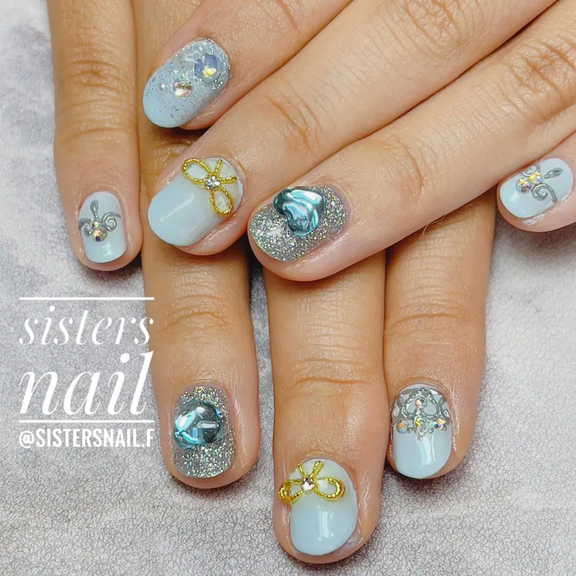 ネイル アートネイル キラキラネイル 水色 ミラーネイル 冬ネイル sisters nail.fのネイルデザイン