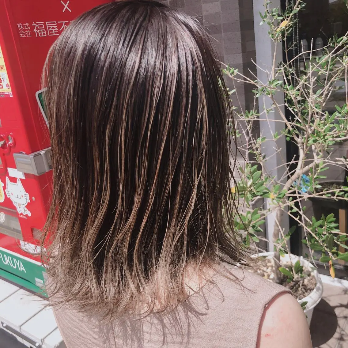 ミディアム ハイライト REVE 美容室のヘアスタイル