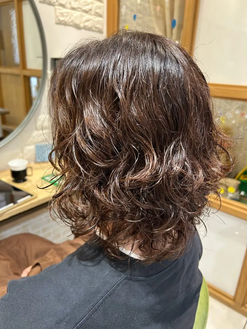 ミディアム パーマ ハイライトカラー レイヤーカットのヘアスタイル