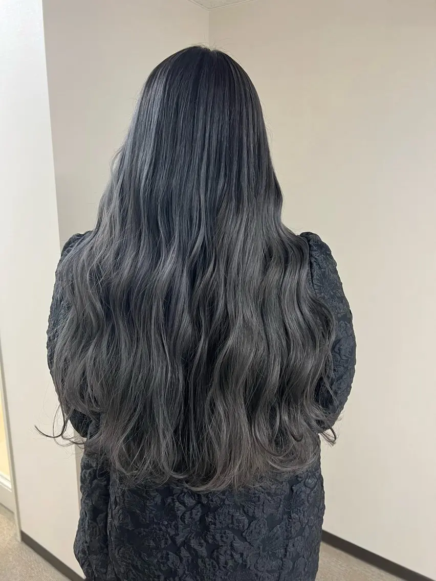 ロング アッシュ カット ヘアカラー 大泉 美久のヘアスタイル