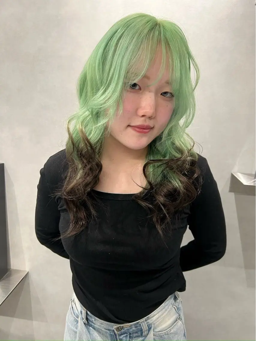 ロング ヘアカラー 透明感🥇ミルクティ グレージュ特化のヘアスタイル