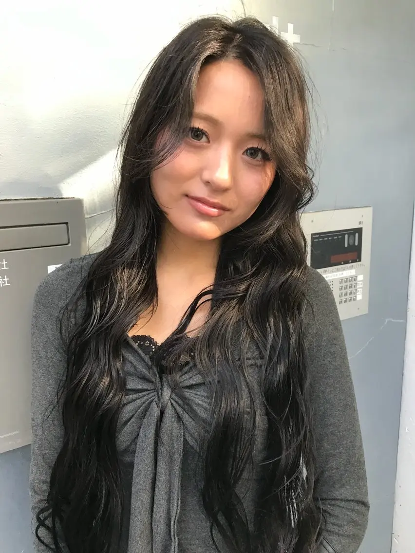 ロング カラー ブリーチ ダブルカラー グレージュ ヘアカラー トリートメント 赤み消しカラー/ ナチュラル/トモキのヘアスタイル