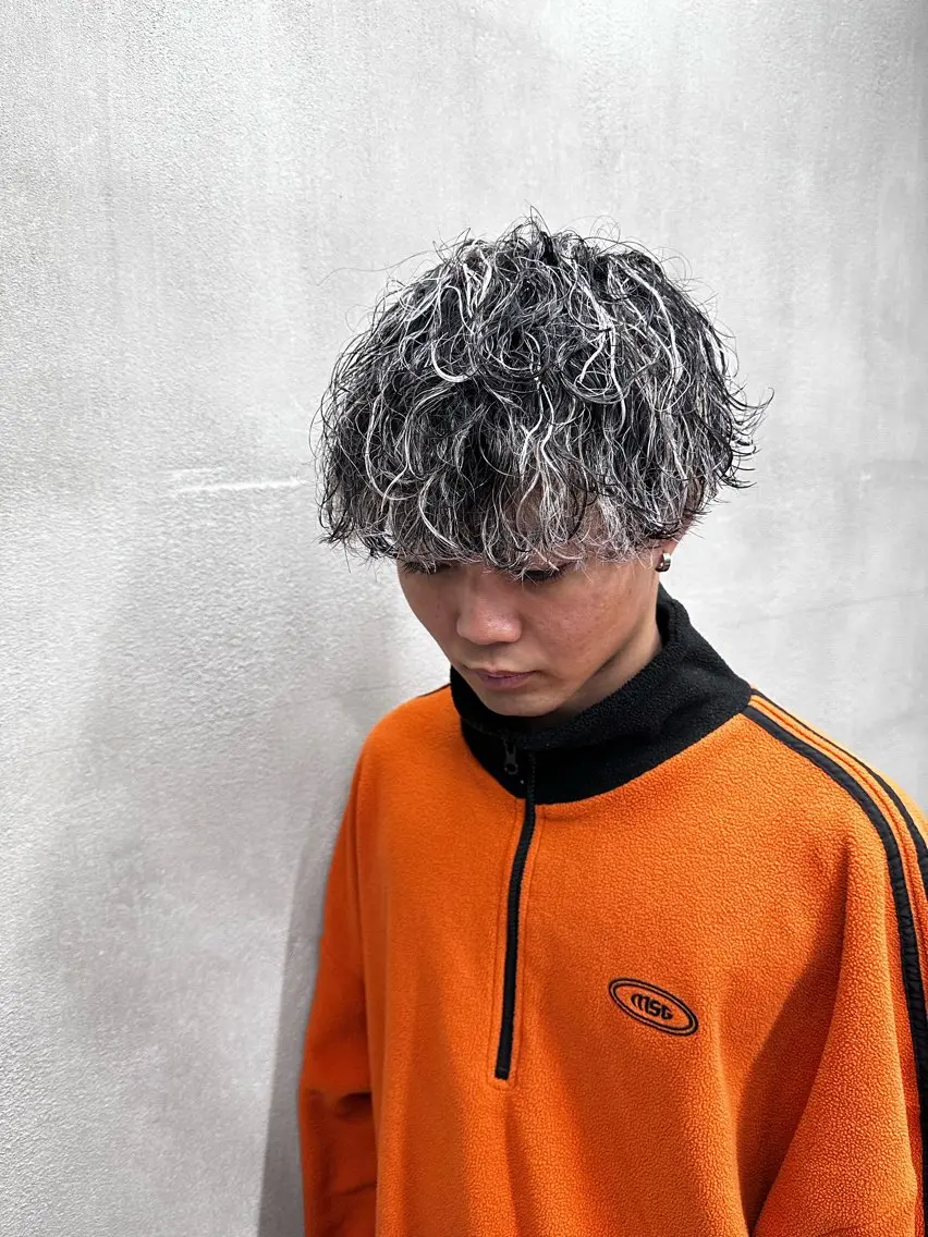 カラー パーマ メンズ メンズメッシュ メンズパーマ 波巻きパーマ メッシュ 山本 莉人のヘアスタイル