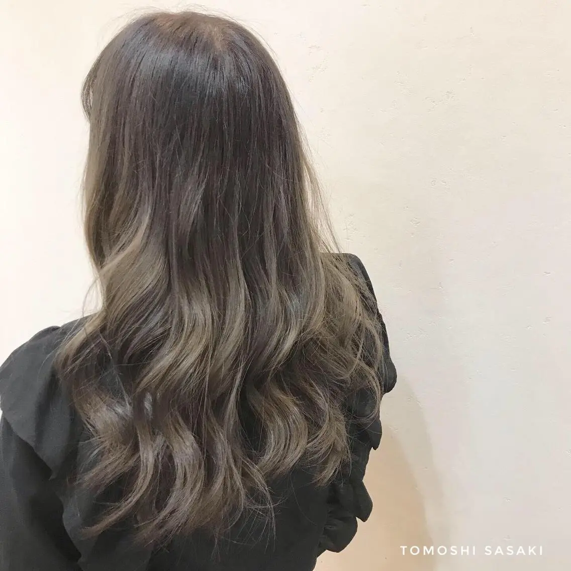 カラー アディクシーカラー ブリーチ ケアブリーチ ダークグレー ダークグレージュ ササキ トモシのヘアスタイル