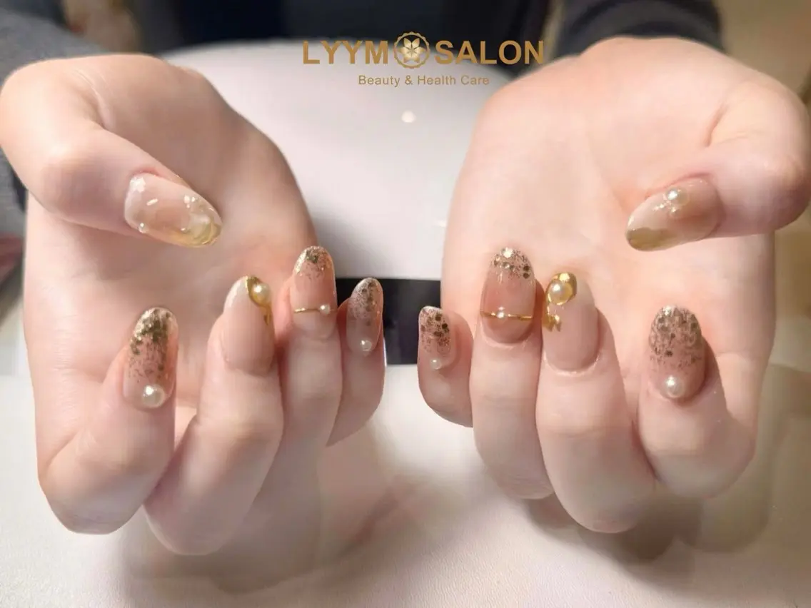 ネイル ゴールド ラメ(グリッター) ニュアンスネイル オフィスネイル シンプルネイル ハンドネイル ハンドケア LYYM Salonのネイルデザイン
