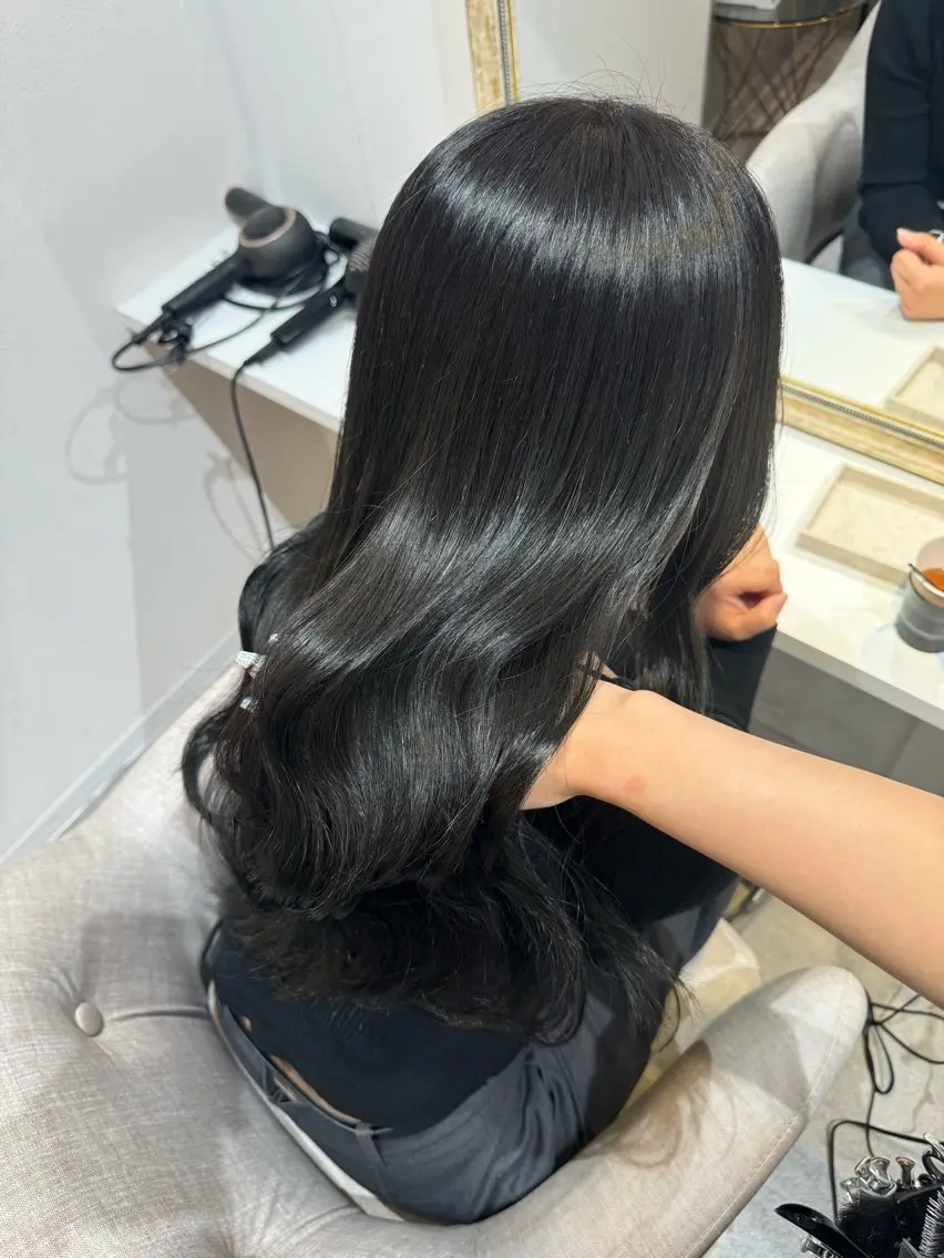 ロング カラー アッシュ アッシュブラウン ベージュカラー 黒髪 ブリーチ 赤み無し柔らかカラー 【梅田】madokaのヘアスタイル
