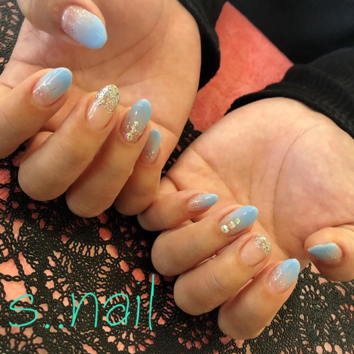 ネイル オーロラネイル ラメ(グリッター) ラメグラデーション 水色 ストーンネイル ハンドネイル フットネイル s..nail / MORITAのネイルデザイン