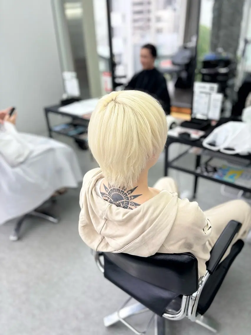 カラー メンズ ブロンド ホワイトブロンド ヘアカラー DEW ITSUKIのヘアスタイル