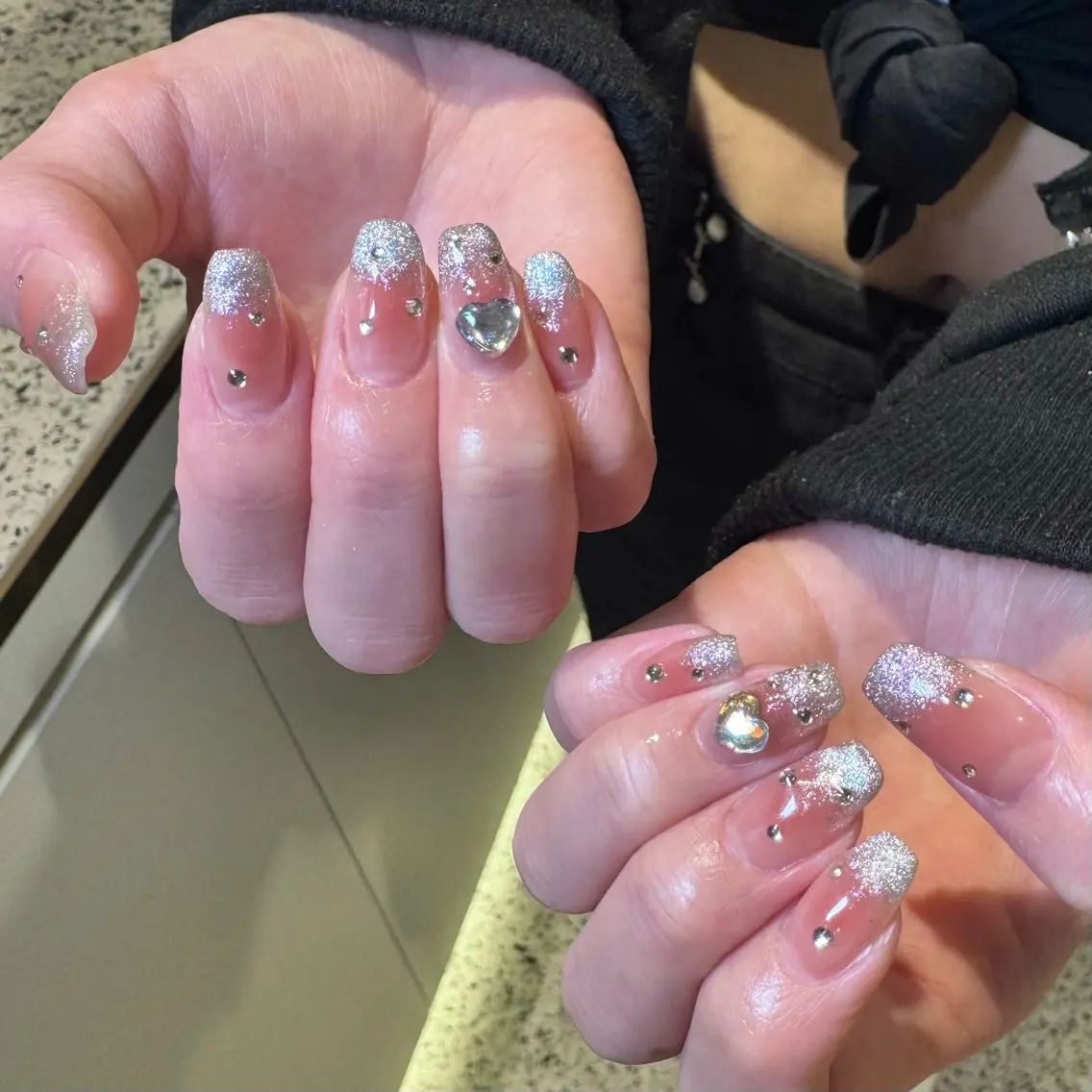 ネイル チークネイル キラキラネイル ワンホンネイル RIEKO🍒 ワンホン♡推しネイルのネイルデザイン