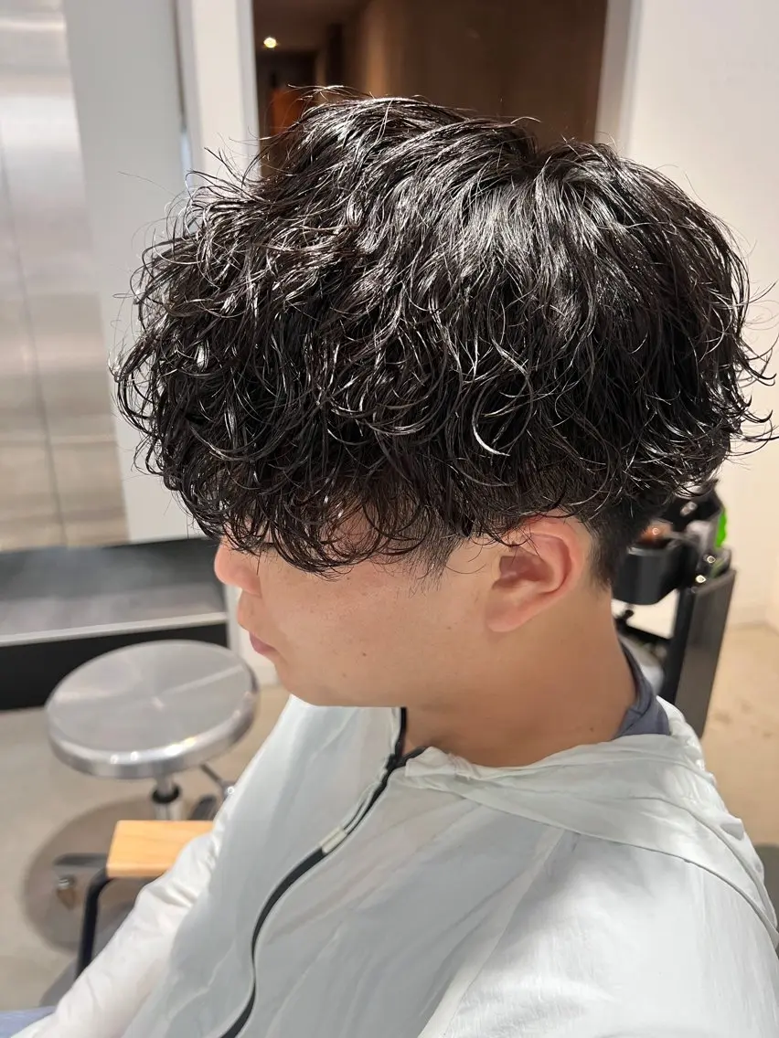 ミディアム パーマ メンズ ミディアムパーマ メンズパーマ 波巻きパーマ スパイラルパーマ カット パーマ メンズカットパーマ ✂️ JOYAのヘアスタイル