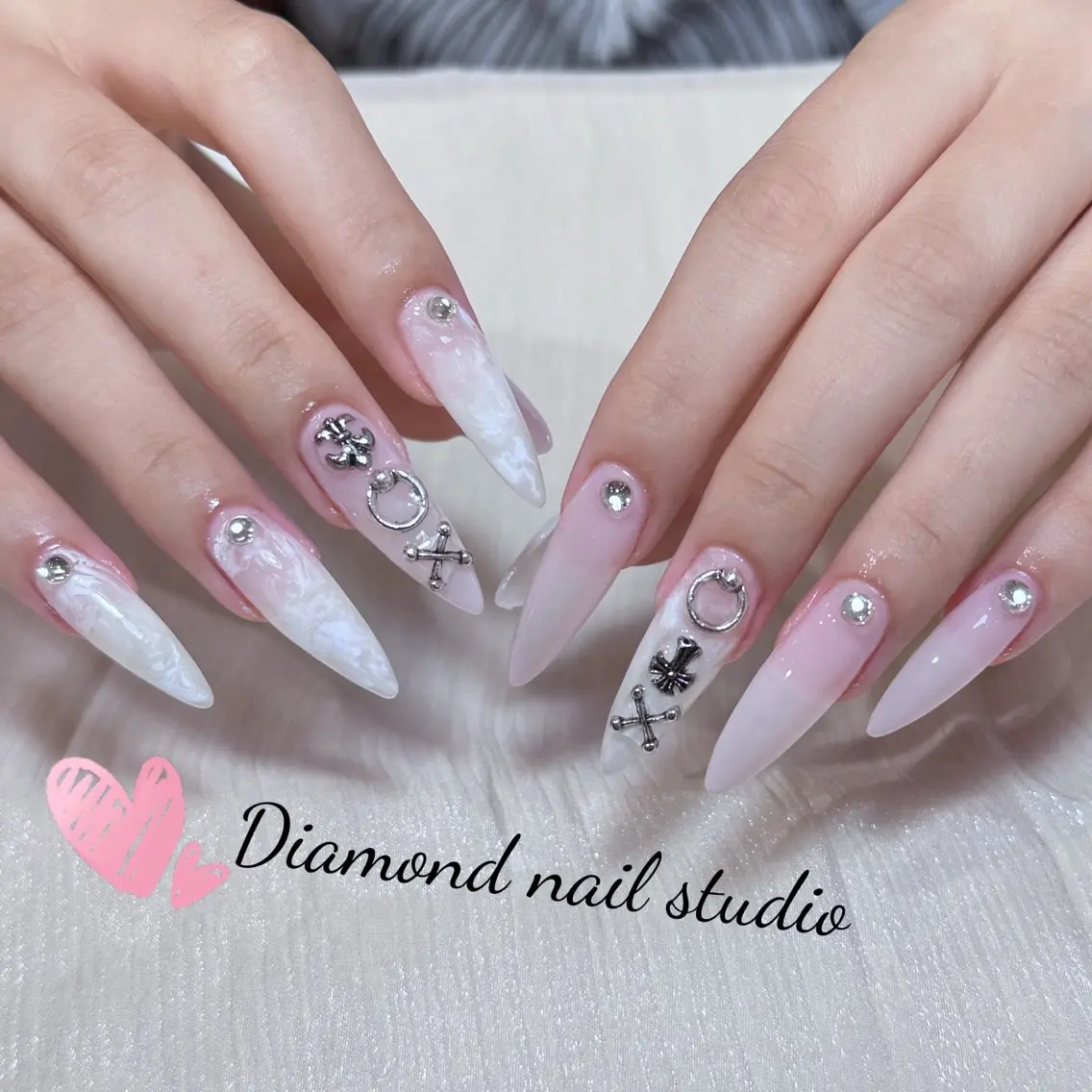 ネイル アートネイル オーロラネイル フラッシュネイル ガーリー キラキラネイル ハンドネイル Una NAILMANAMIのネイルデザイン