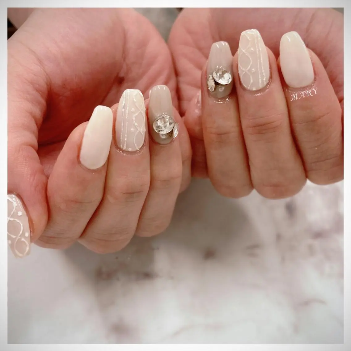 ネイル ロングネイル ニュアンスネイル スクエアネイル ホワイト 冬ネイル ハンドネイル Mary nail .narumiのネイルデザイン