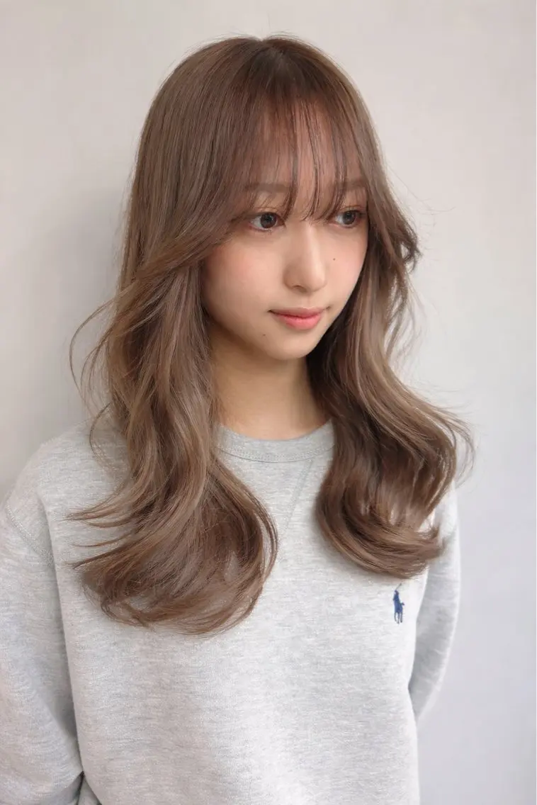 セミロング カラー カット ヘアカラー トリートメント ミルクティーカラー グレージュ　高山慧輔のヘアスタイル