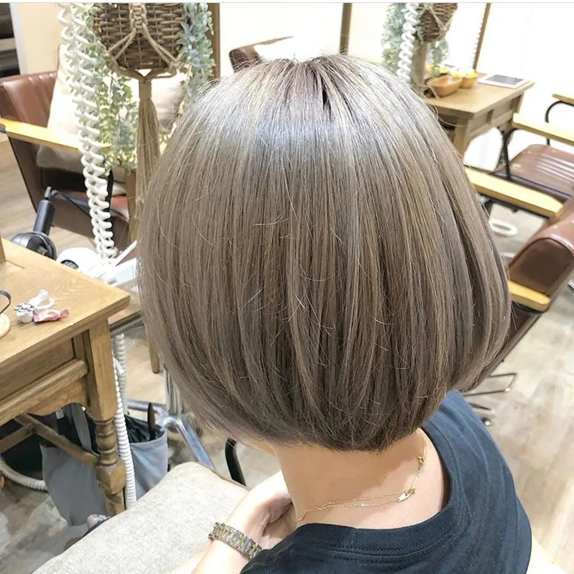 【ケアブリーチで理想の髪色に🌛】派手カラー+カット+クイックトリートメントの写真