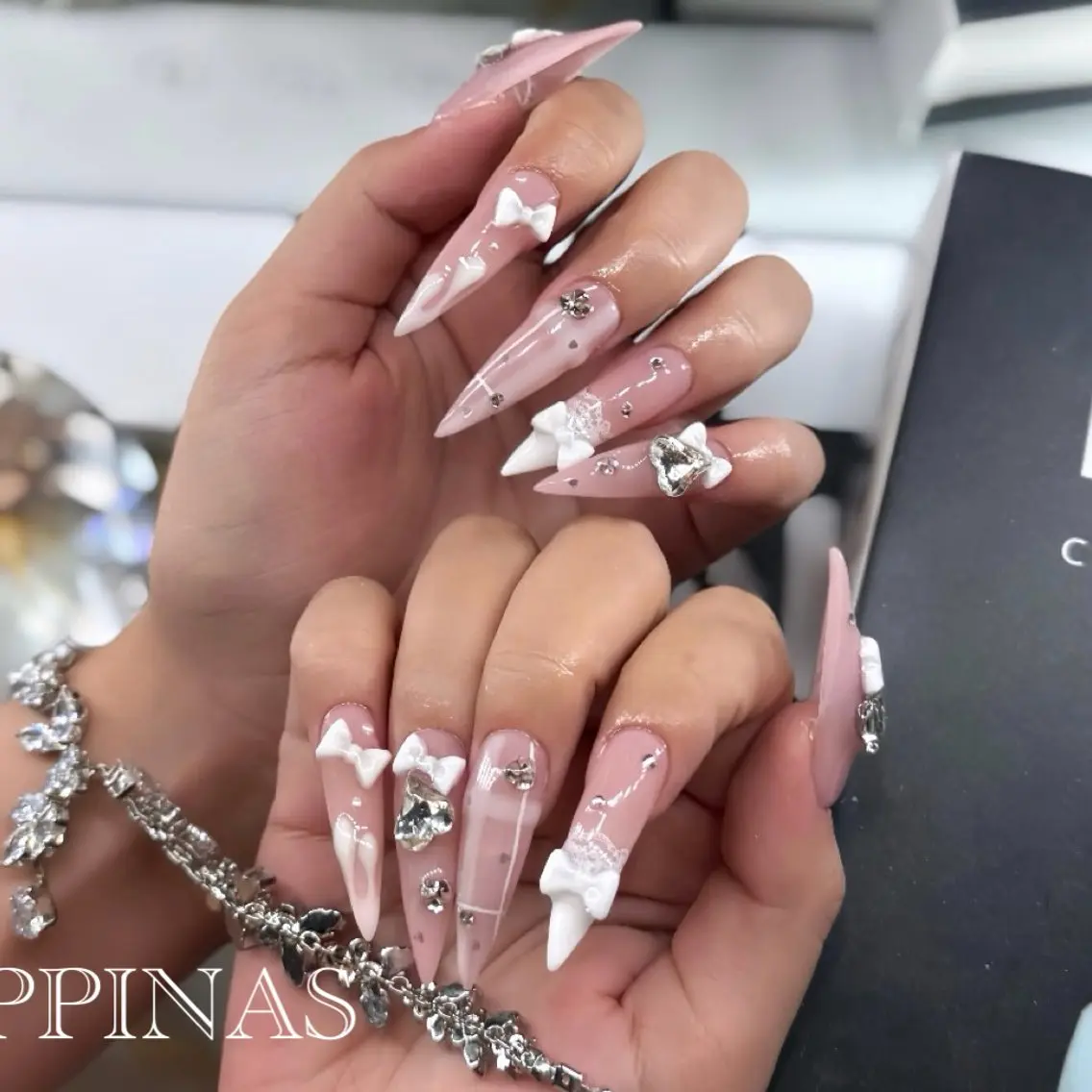 ネイル ガーリー ロングネイル リボン スカルプネイル ハンドネイル HAPPINAS🍒 くるみのネイルデザイン