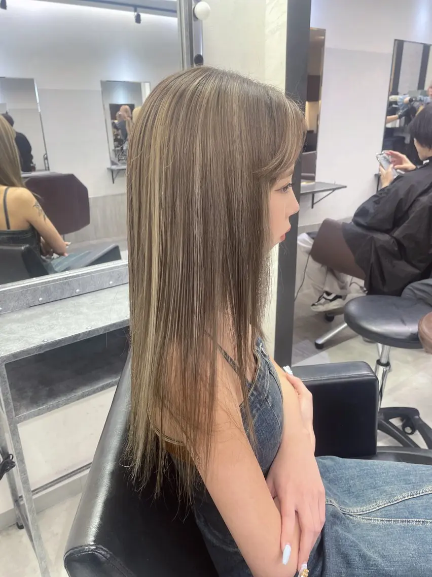 セミロング カラー ハイライトカラー ハイライト AIRI layer cut hairのヘアスタイル