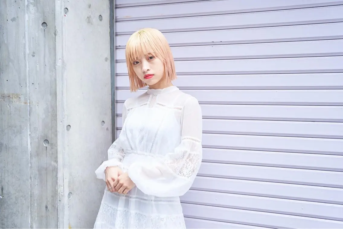 ショート カラー メンズ JuNブリーチに 縮毛矯正するプロのヘアスタイル