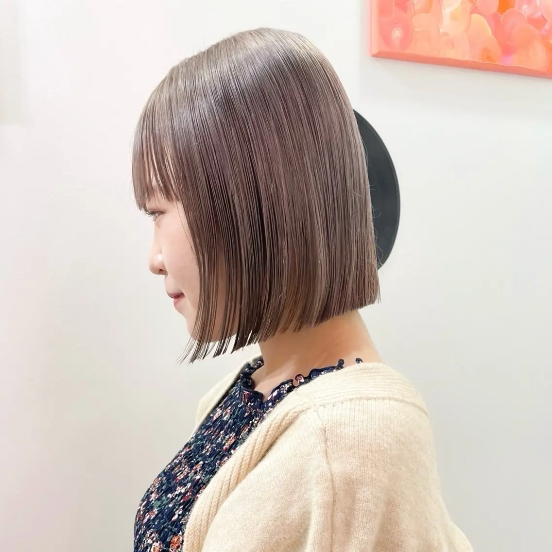 ミディアム カラー ヘアカラー トリートメント 艶髪ハイトーン× ボブ🥣アイネのヘアスタイル