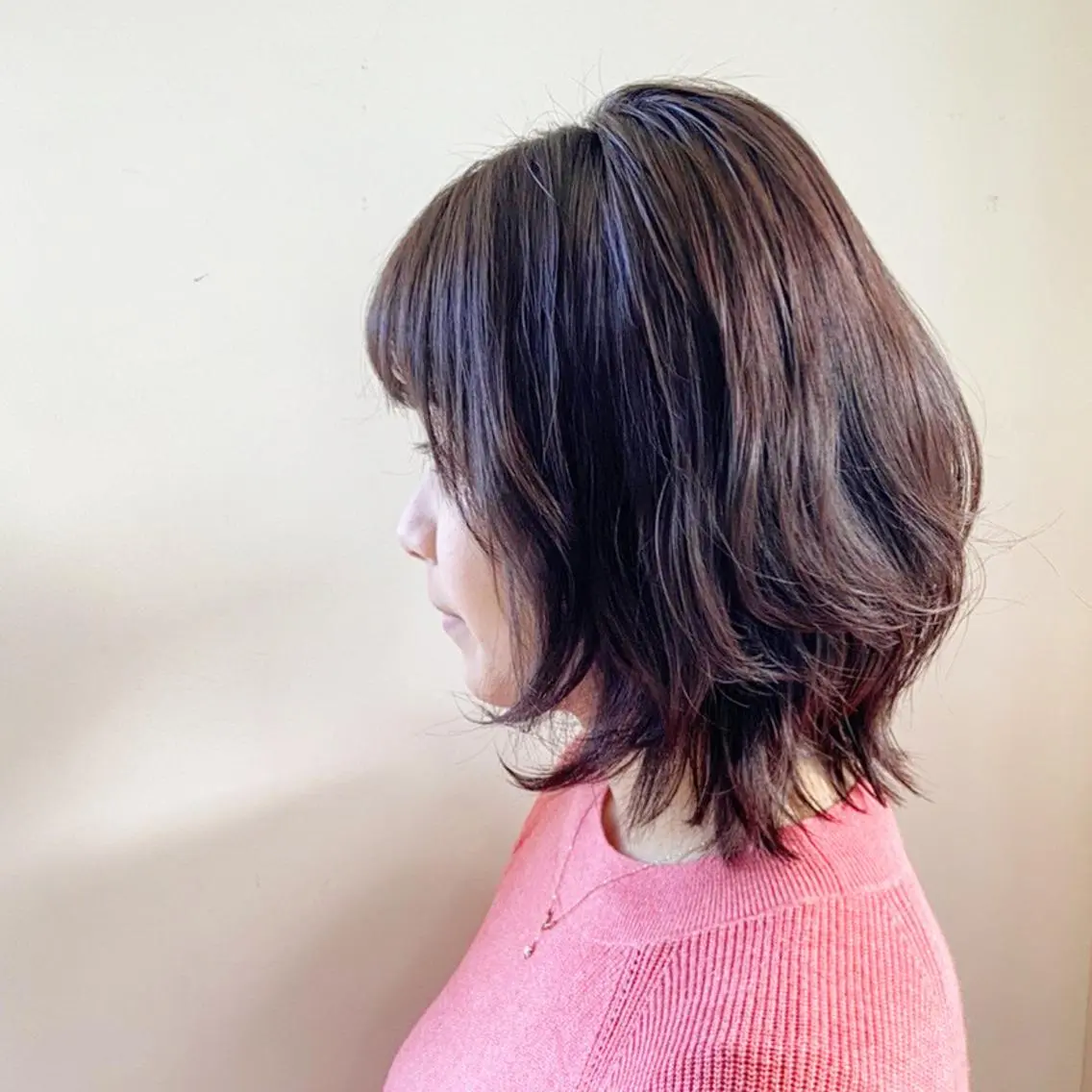 ミディアム カラー イルミナカラー レイヤーカット 外ハネヘア ウルフカット ウルフレイヤー カット ヘアカラー 澤田 彩香のヘアスタイル