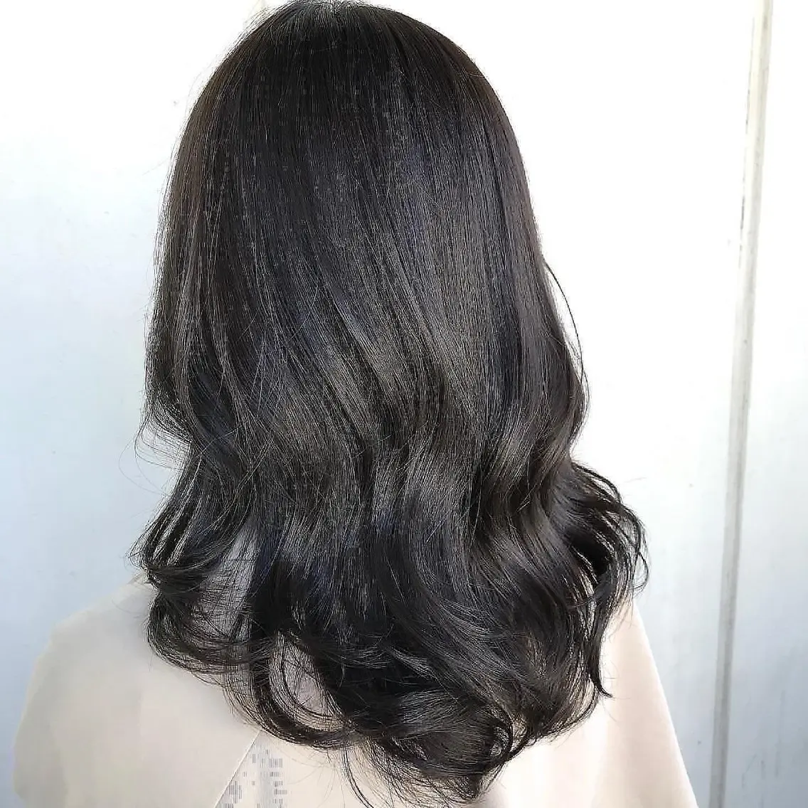 セミロング カラー 韓国ヘア🇰🇷／ 艶カラー鈴木萌愛🩶のヘアスタイル