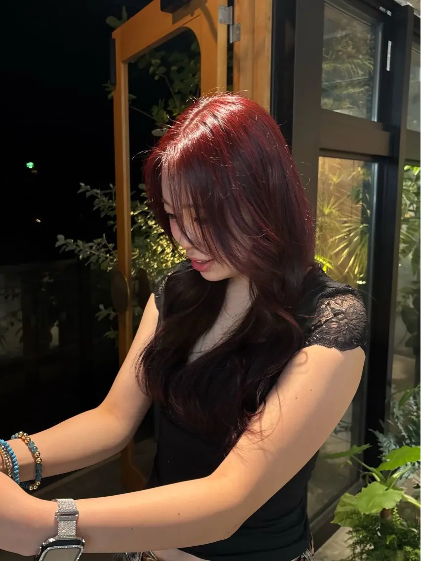 ロング カラー レッドカラー ヘアカラー 林 璃乙菜のヘアスタイル