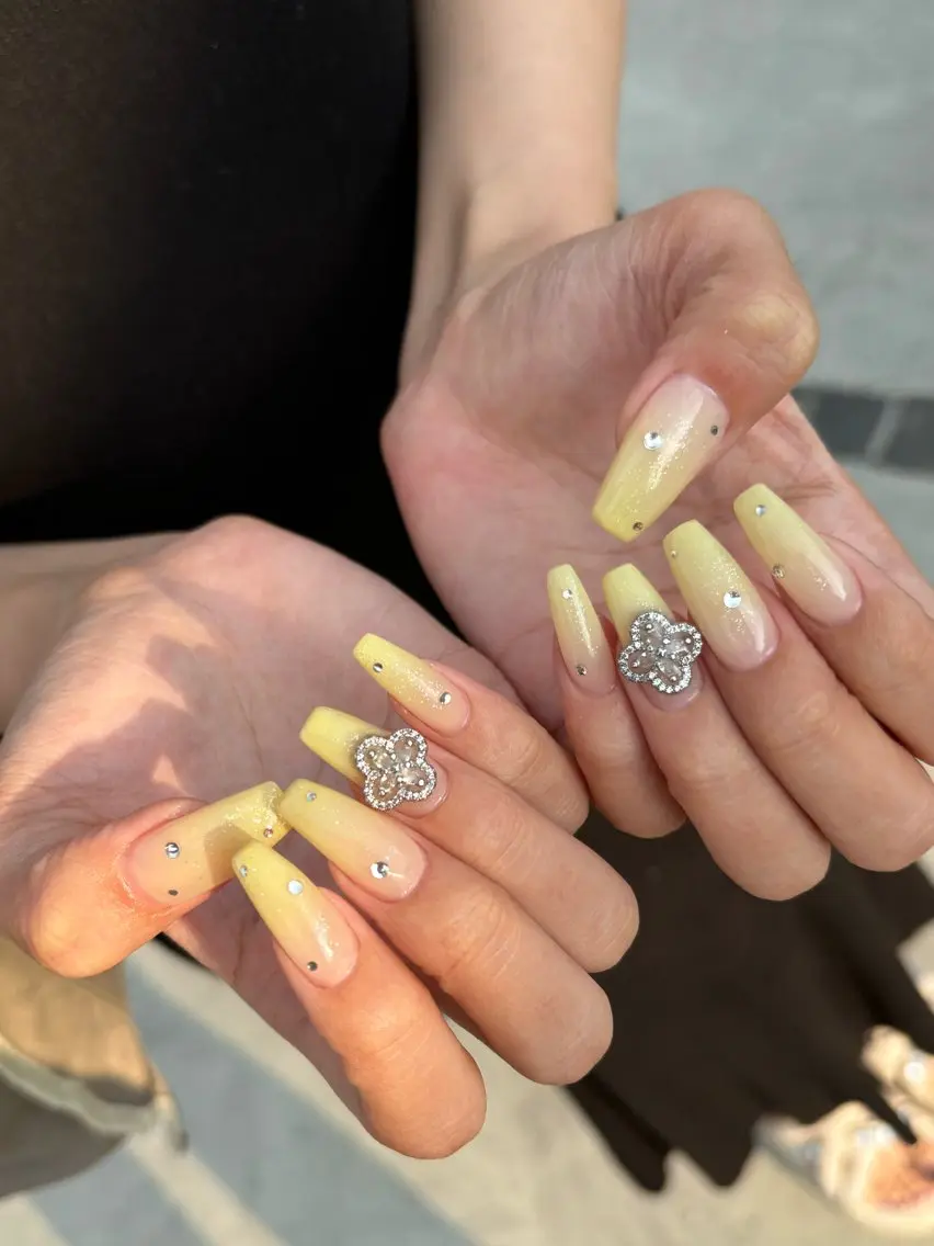 ネイル グラデーション スクエアネイル 黄色 happiness nailのネイルデザイン