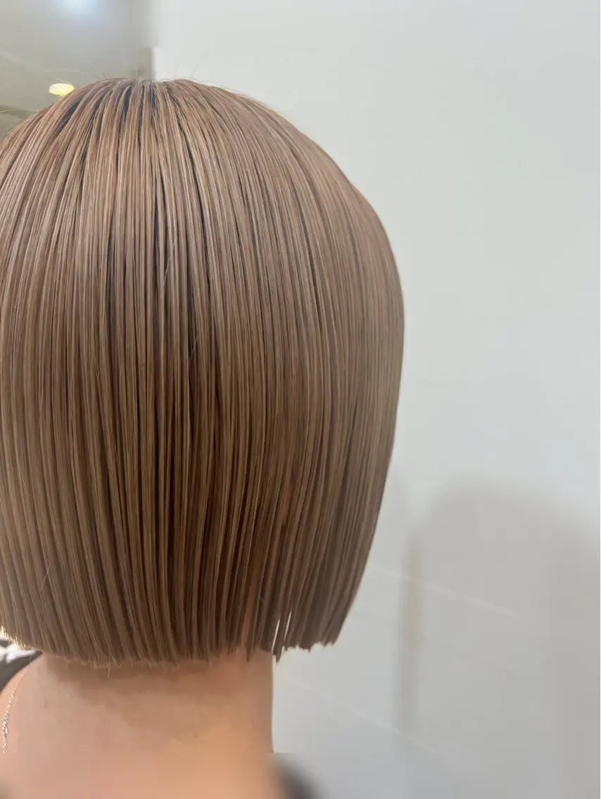 ショート カラー 切りっぱなしボブ ハイトーンカラー ボブ 大川 愛未のヘアスタイル