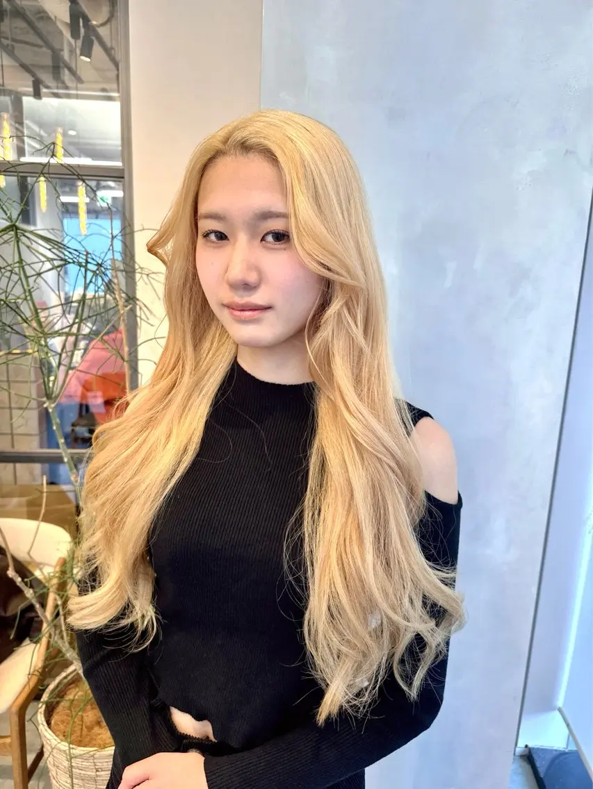 カラー ブリーチ 抜きっぱなしブロンド ブロンド カット ヘアカラー トリートメント 透明感カラー✨艶髪 制作🌱山根あゆみのヘアスタイル