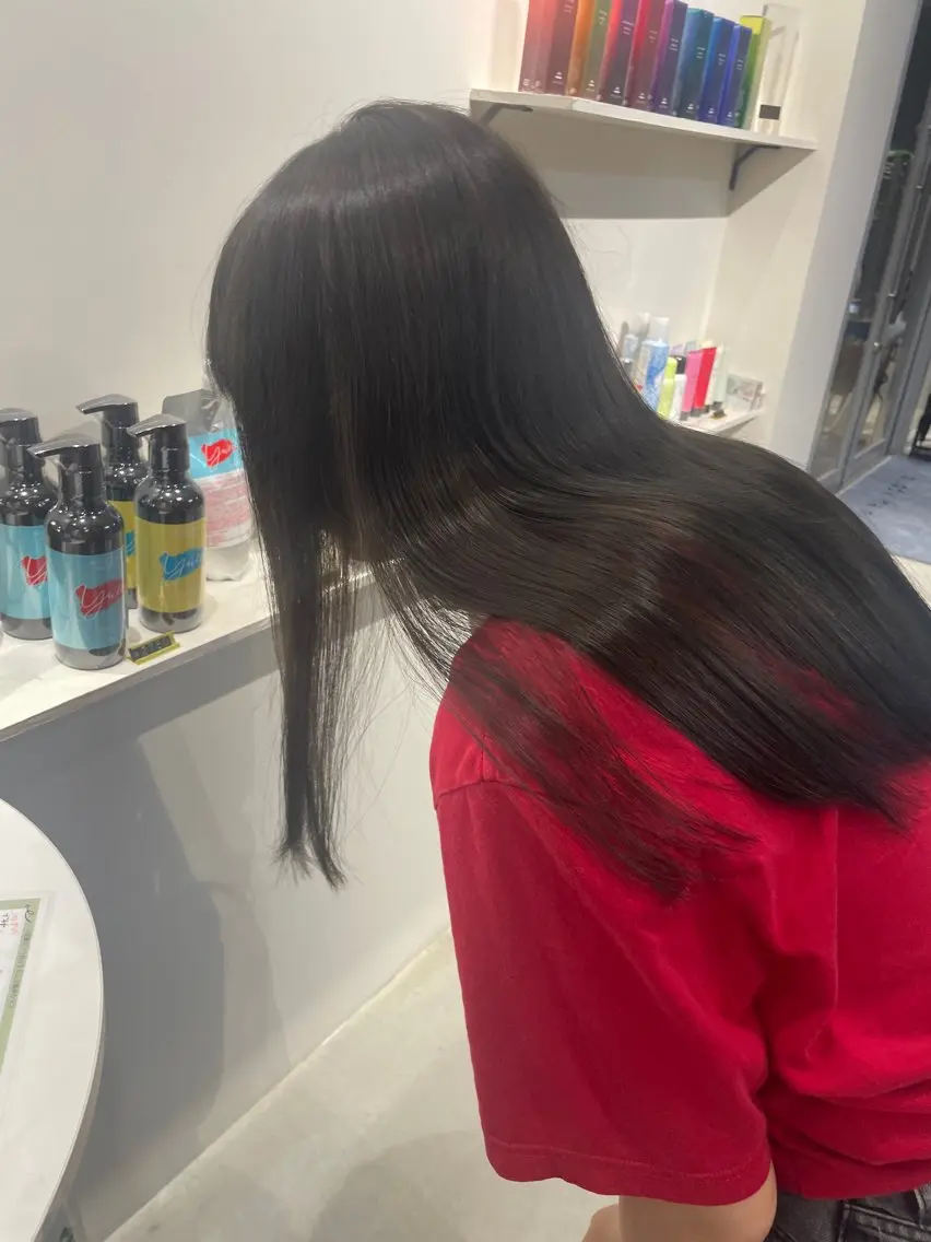 カラー ヨシノ マナウのヘアスタイル